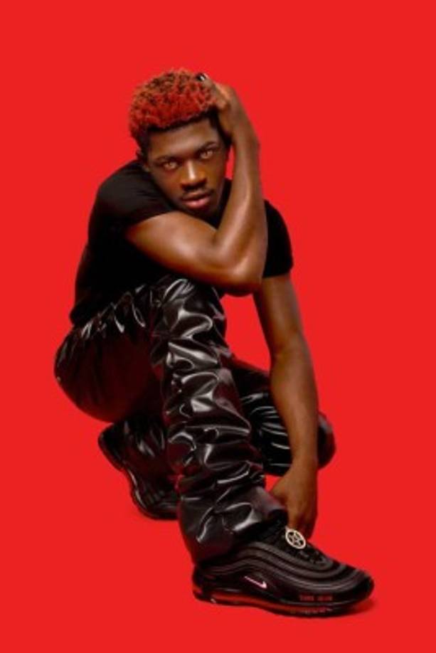 Los tenis provocaron indignación en línea durante el fin de semana y atrajeron críticas de varias figuras políticas y religiosas de alto perfil, incluida la gobernadora de Dakota del Sur, Kristi Noem, y el pastor evangélico Mark Burns.