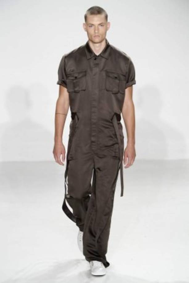 La apuesta de esta pasarela también será el calzado que combinará en sus atuendos.