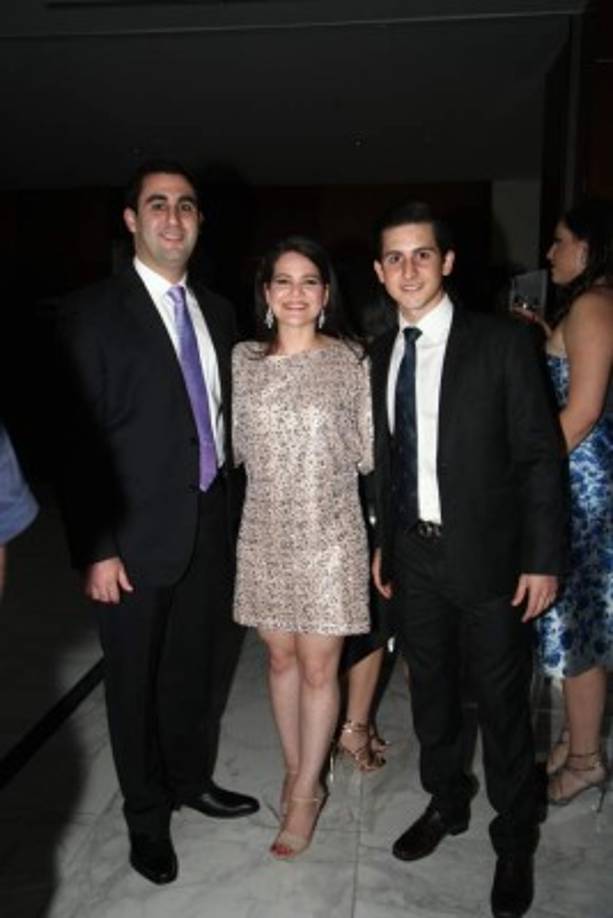 Alex, Nabila y Jorge Facussé.