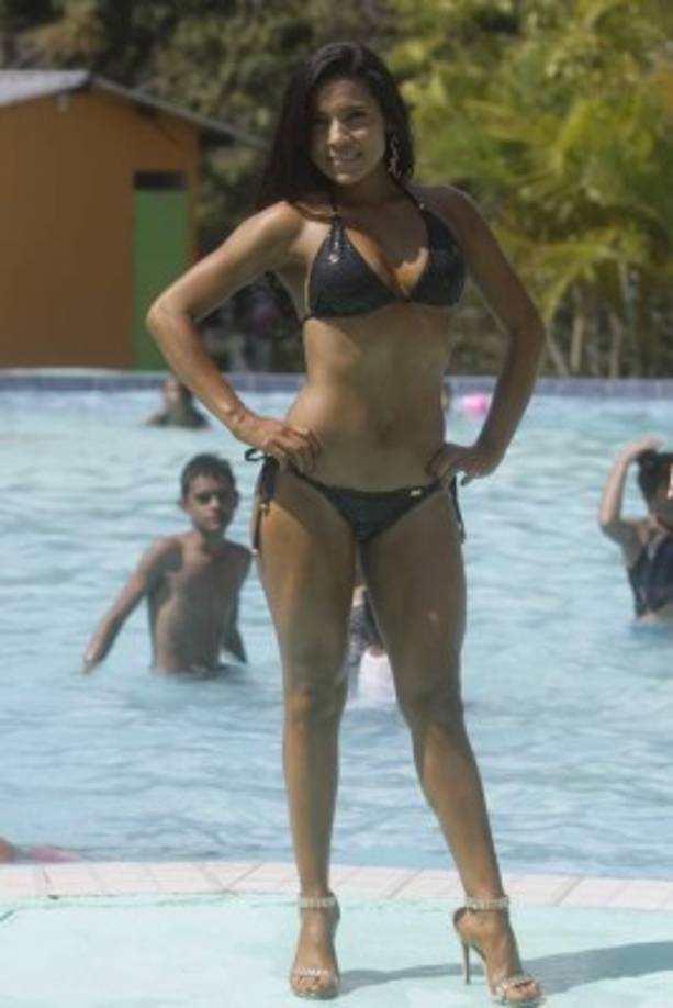 Una joven sonríe ante la cámara en una piscina de la capital.