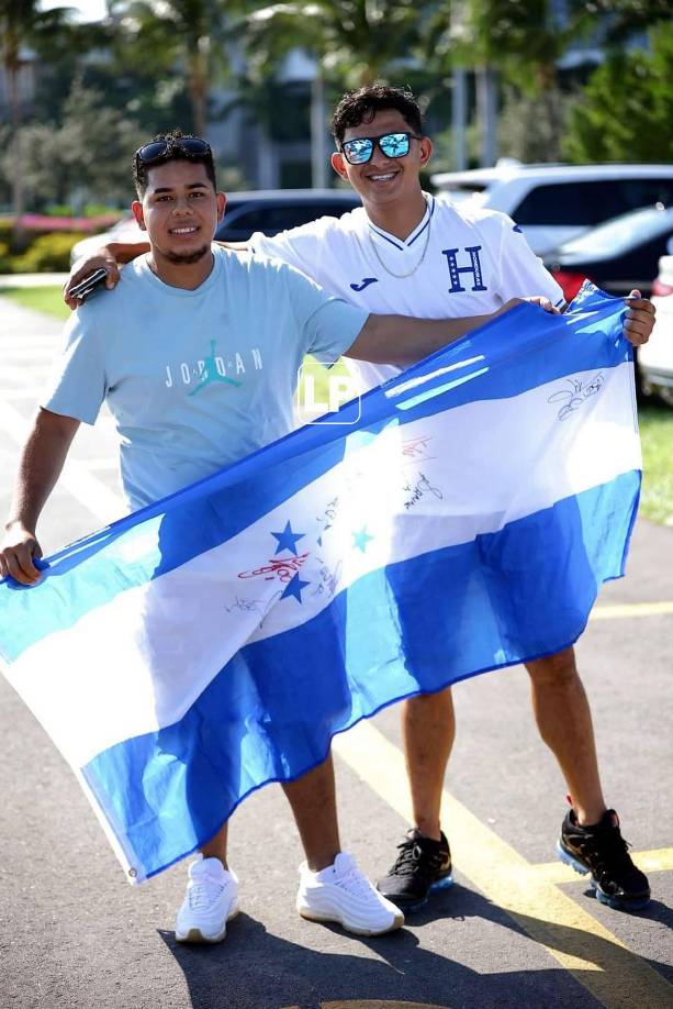 Bailes, carne asada, manta de Maradona y hasta un Lamborghini: las fotos del ambientazo en el Argentina-Honduras