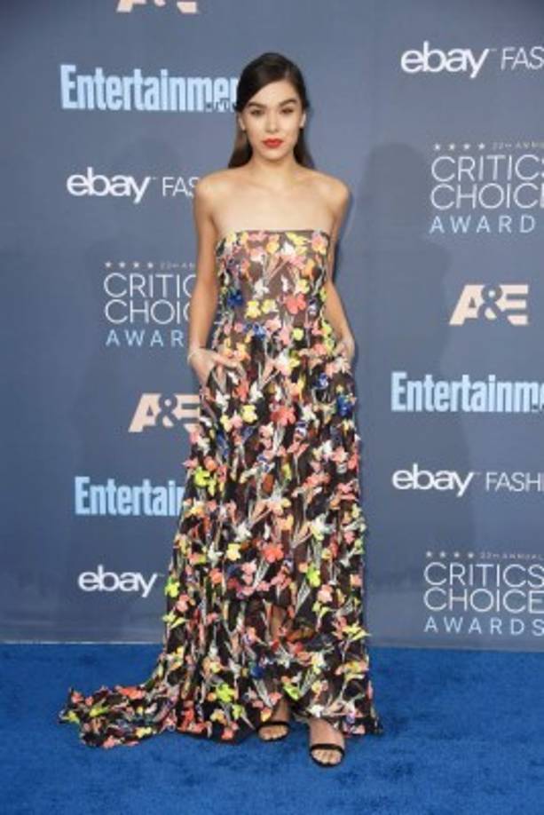 Vestida con un colorido diseño de Jason Wu Primavera-Verano 2017, la actriz Hailee Steinfeld nos dejó un sabor agridulce.