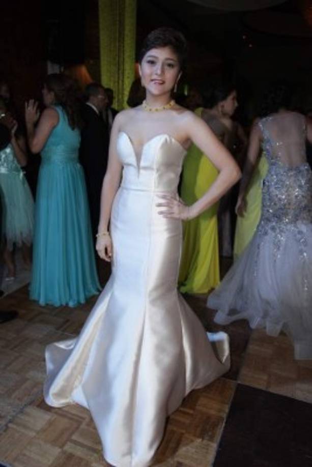 Sara Gómez lució una columna sirena en mikado de seda y escote corazón, de la colección 2016 de la boutique Zebra.