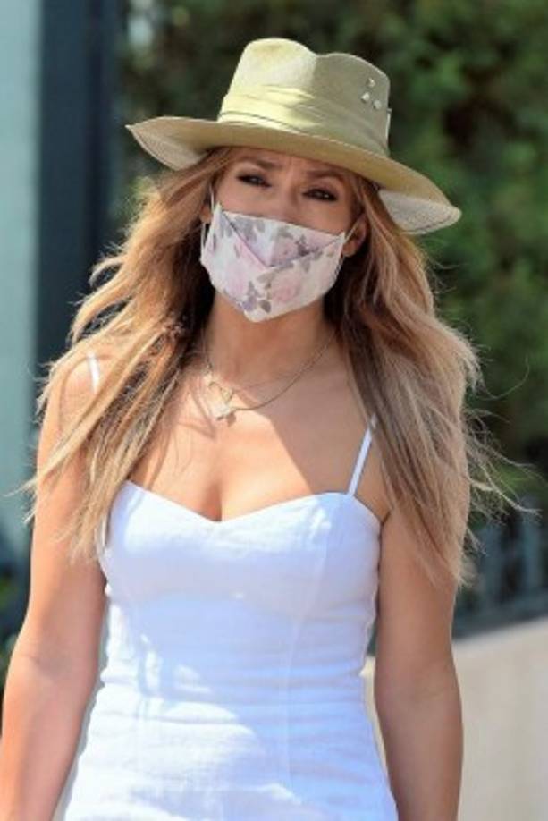 ¿Enamorada? JLo fue captada recientemente luciendo un delicado collar con el nombre BEN.