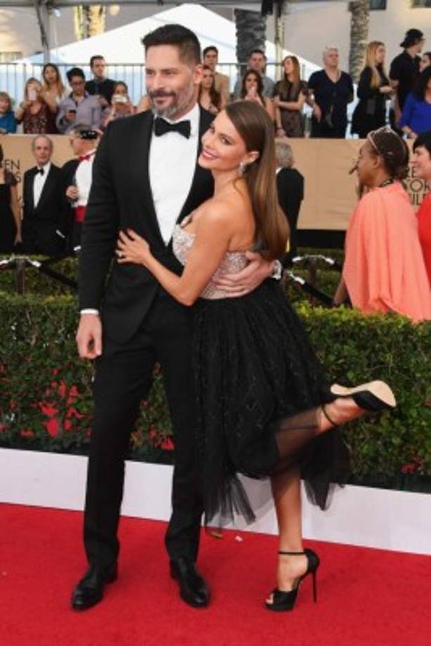 Sofía sabe que puede sostenerse en el brazo de su amado esposo.