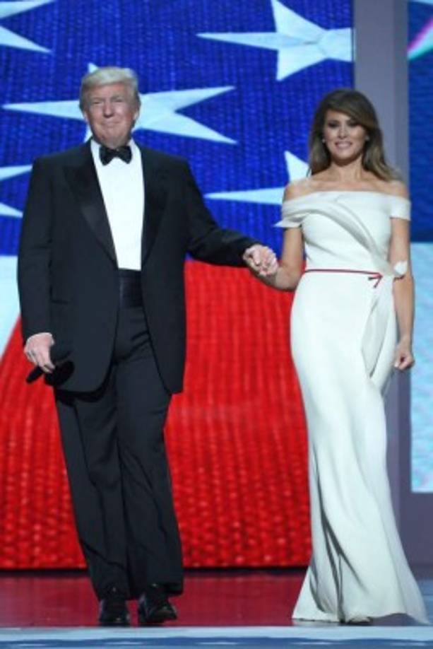 Para la gran noche de la inauguración, Melania apostó por un vestido blanco, en el que colaboró con el diseñador Hervé Pierre. El traje de líneas rectas y sencillas con unos interesantes volúmenes en organza que delineaban su silueta es uno de los más simbólicos que ha utilizado la primera dama, siguiendo la tradicional línea del color blanco.