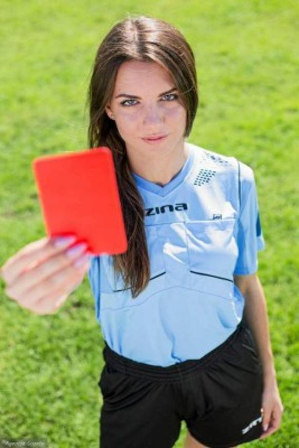Karolina Bojar es considerada por la prensa internacional como 'la árbitro más bella del mundo'.