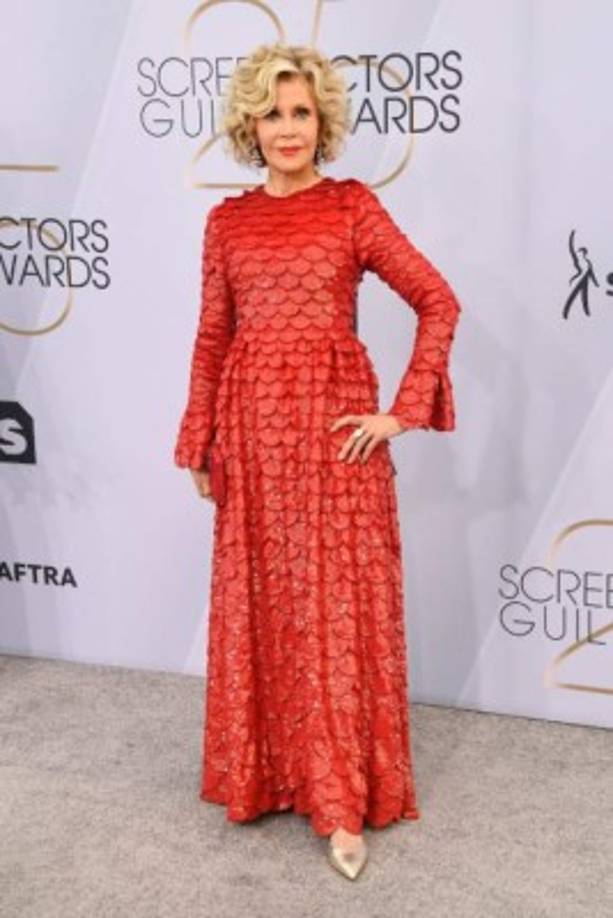 Jane Fonda deslumbró con un vestido rojo y un anillo de diamantes valorado en tres millones de dólares.