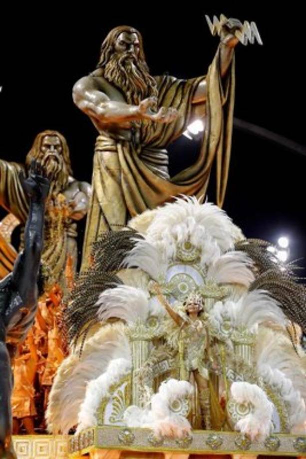 Con mucha purpurina, carrozas alegóricas, miles de integrantes y una poderosa batería de percusión, trece 'escolas', con cerca de 3,000 integrantes cada una, recorrieron en una hora los 700 metros del Sambódromo intentado conquistar a los jurados y a unos 70,000 espectadores.