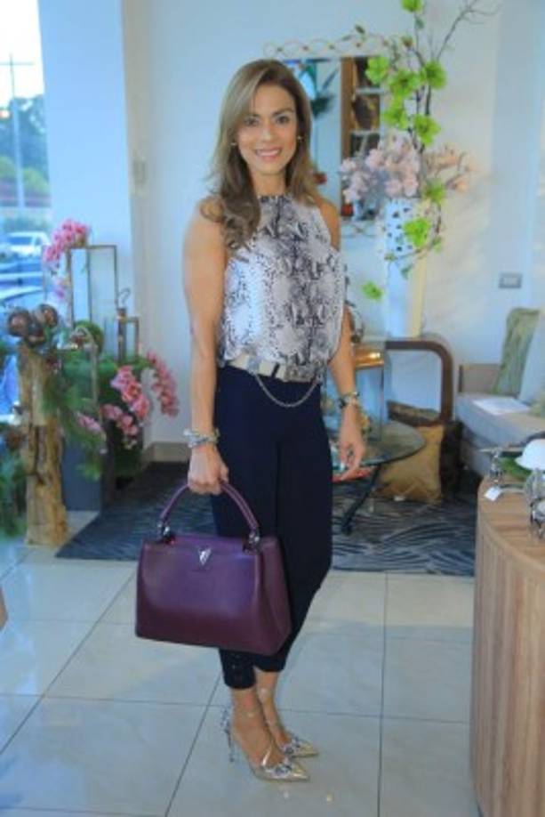 Biana Ictech mezcló un look sofisticado de piel de serpiente con un bolso Capucines BB de Louis Vuitton.