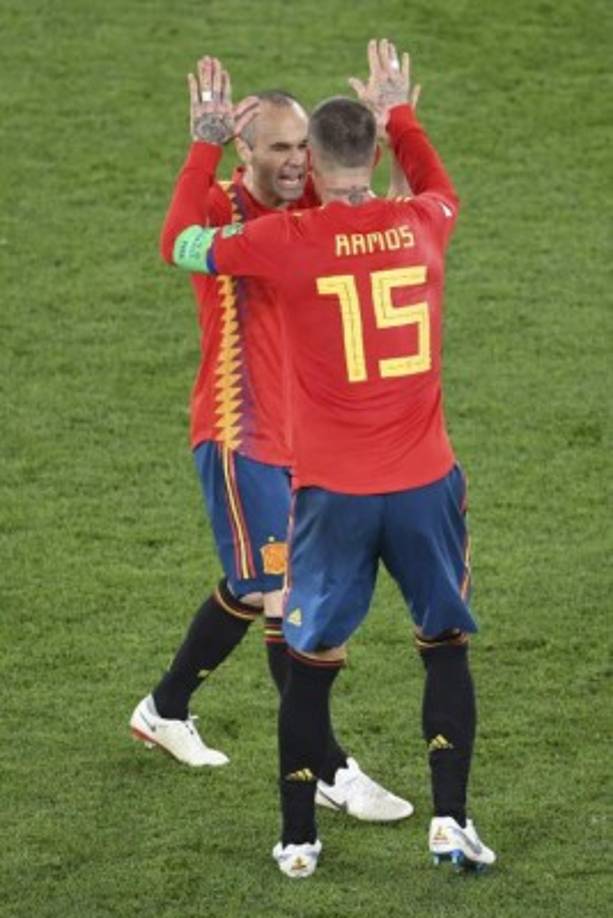 Andrés Iniesta celebra el primer gol de España con Sergio Ramos.