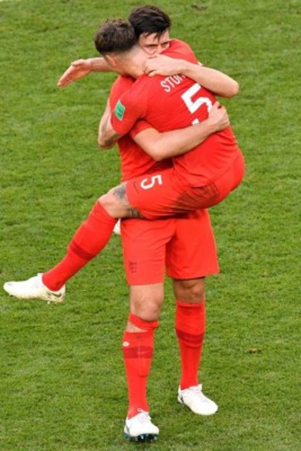 Inglaterra, que busca su segunda corona mundial tras 52 años, se metió en semis con goles de cabeza de Harry Maguire, al minuto 30, y de Dele Alli al 59.<br/>