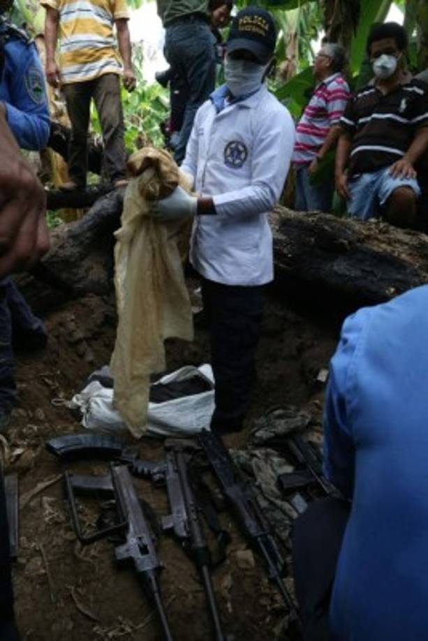 Chad Winkler, general manager of the Boondocks Firearms Academy teaches a student during a hand gun shooting course at Boondocks Firearms Academy in Jackson, Mississippi on September 26, 2020. - From the countryside to the cities, Americans are engaged in a frenzy of gun-buying fueled by the pandemic, protests and politics. (Photo by CHANDAN KHANNA / AFP)