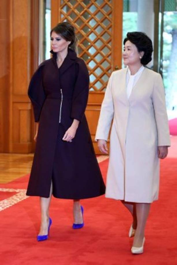 Melania Trump pasó el martes en compañía de la Primera Dama de Corea del Sur, Kim Jung-sook, haciendo un recorrido por el palacio presidencial Blue House.<br/><br/>La primera dama de EUA aprovechó la ocasión para promocionar su iniciativa Girls Play 2, que tiene como objetivo garantizar que los niños y niñas tengan el mismo acceso a las instalaciones deportivas.