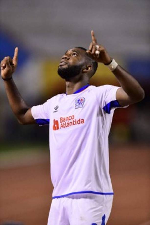 Con las manos al cielo, así celebró Jorge Benguché su golazo frente al Saprissa. Foto Yoseph Amaya