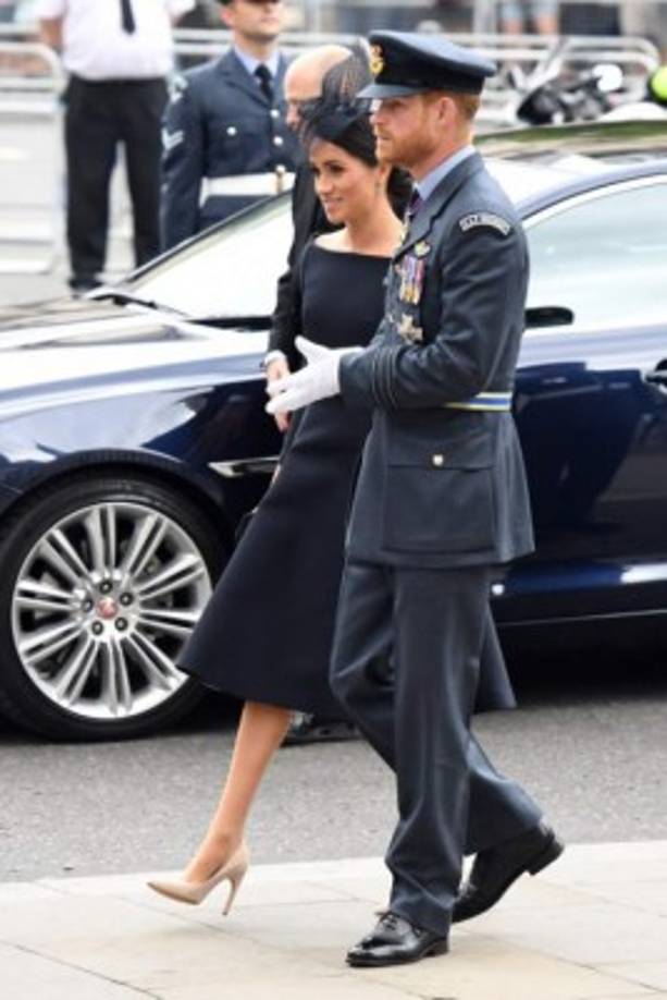 Meghan lució radiante en un vestido negro de Dior con corte línea A y mangas largas. Como era de esperar, el vestido también contó con un escote bateau, uno de los favoritos de la duquesa.<br/>