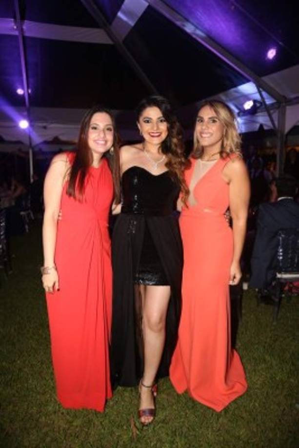 Nicol y Carol Rodríguez con María Laura Hipp.