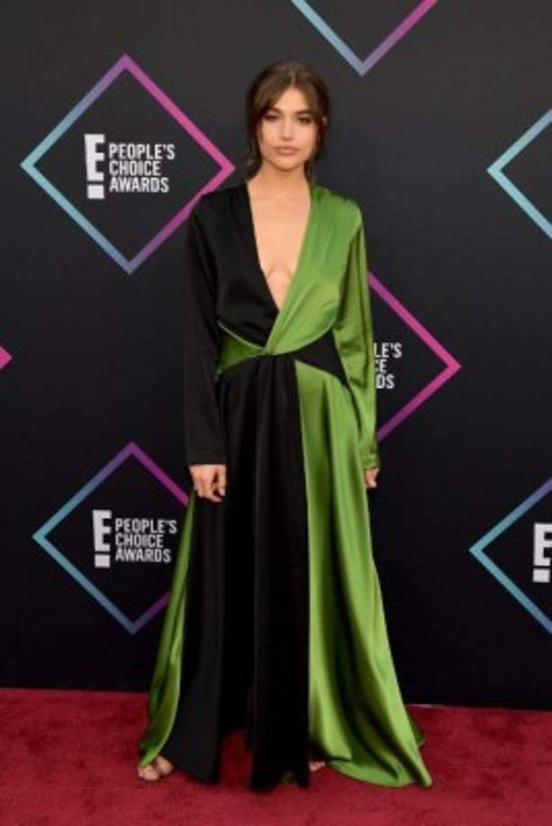 La modelo e influencer Cassidy Morris llegó con un escote pronunciado en su vestido verde con negro.