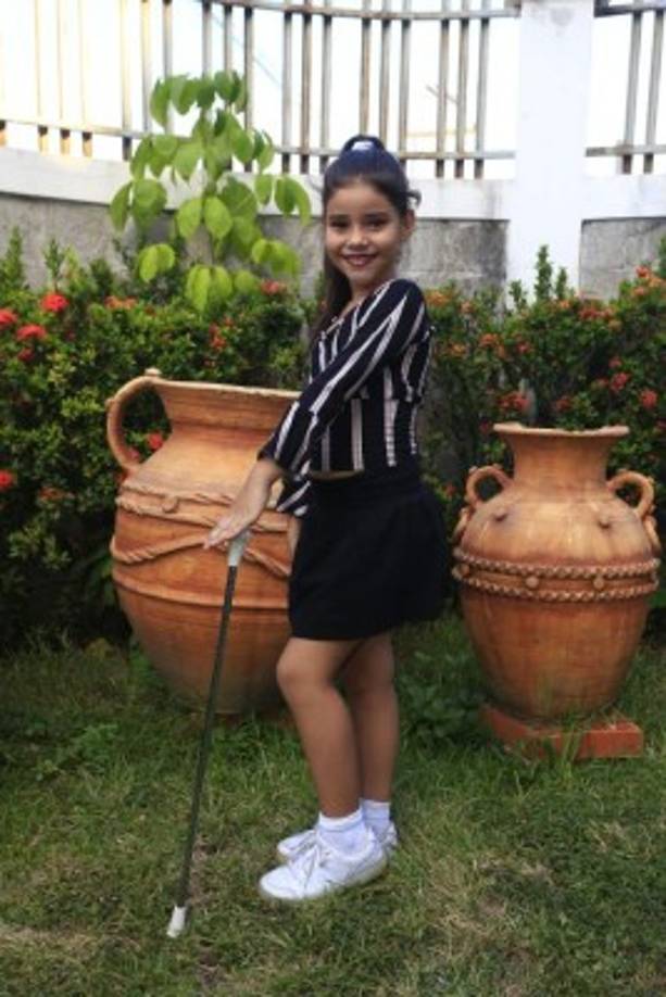 La pequeña Génesis Tabora, de segundo grado, también es parte de este cuadro de palillonas.