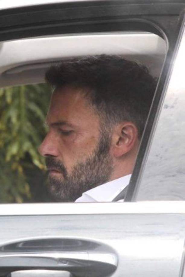 El protagonista de 'Argo' lucía muy serio en su camino hacia el centro de rehabilitación.