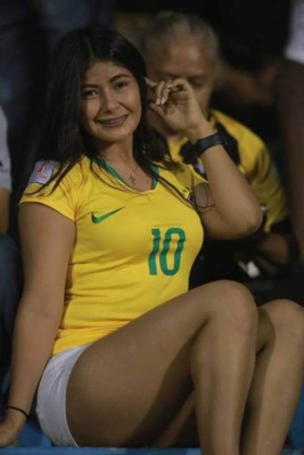 Bella Siloet García, la hermosa novia de Jhow Benavídez del Real España, se hizo presente en el estadio Morazán.