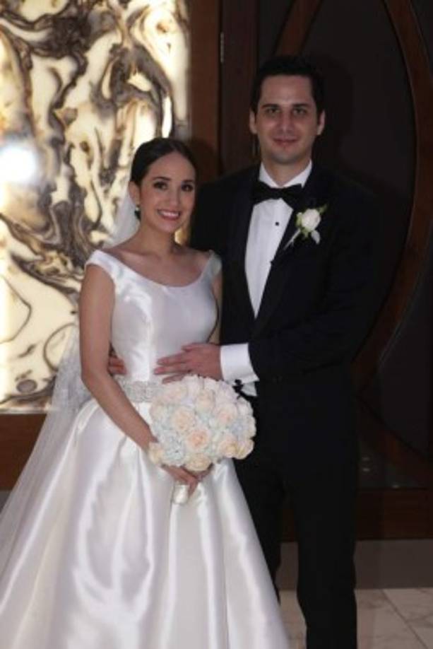 Ana Lucía Soto y Eldad Ronen se casaron en una noche de opulencia floral.