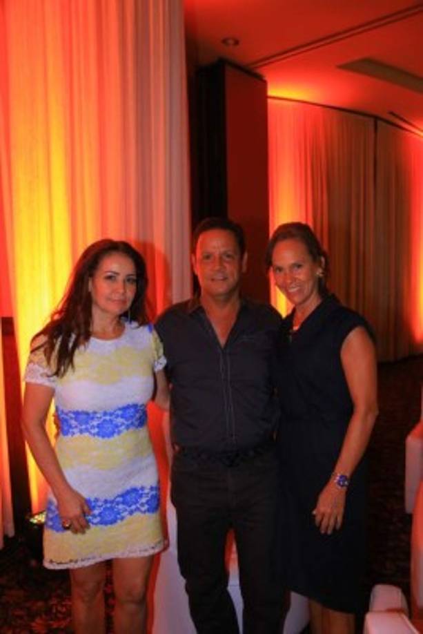 Mayda Ayestas con José Antonio y Carmen Fernández.