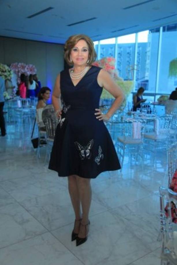 REGIA. Nancy Yacamán de Handal con un diseño Carolina Herrera, collar de Miu Miu y zapatos de Christian Dior.