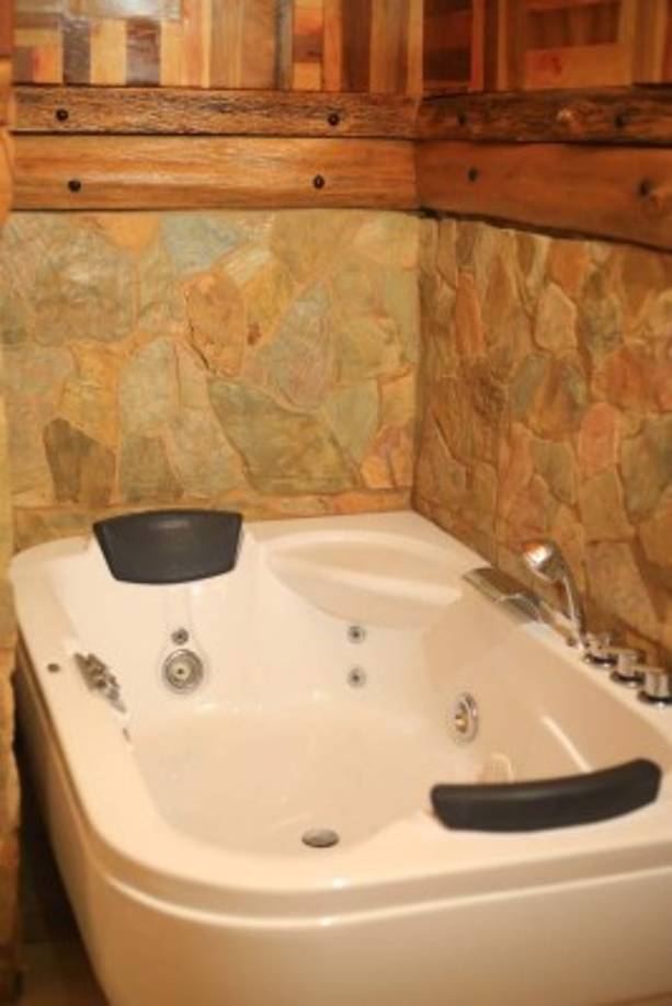 Podios elaborados con tres tipos de madera y enchapados en dormitorios y baños forman parte de la obra del ingenioso empresario