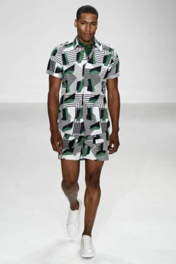 Carlos Campos con sus nuevos estampados y los matices van desde tonos verde militar, blanco y azul.