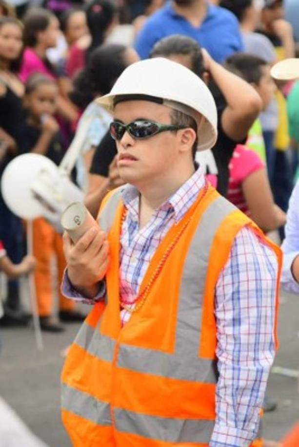 Este jovencito se muestra orgulloso de portar su chaleco de ingeniero.