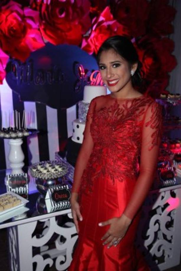 María José Morales René lució bella con un diseño de impecable tono rojo y entallado a su estampa.