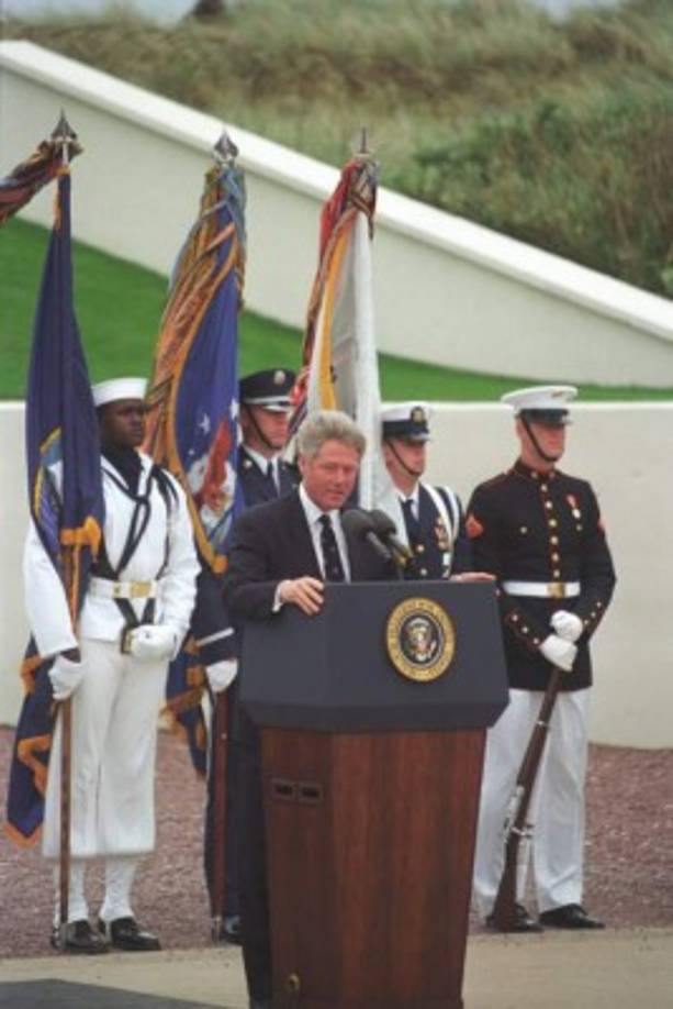 En 1998, el presidente demócrata BILL CLINTON negó bajo juramento una relación sexual con Monica Lewinsky, una exbecaria de la Casa Blanca de casi la mitad de su edad.