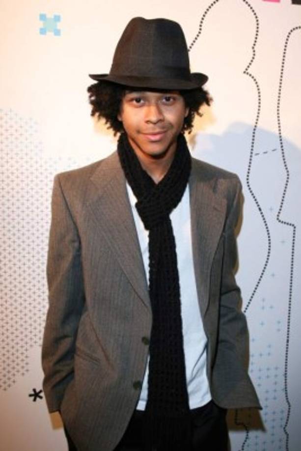 KALIMBA. Fue en el año 2011 cuando las puertas de la televisora se cerraron para el cantante mexicano tras marcharse con la competidora TV Azteca. Según reportes, la televisora envió un memorándum a su personal, solicitándole que no se volviera a mencionar al ex OV7 en ninguno de sus programas.