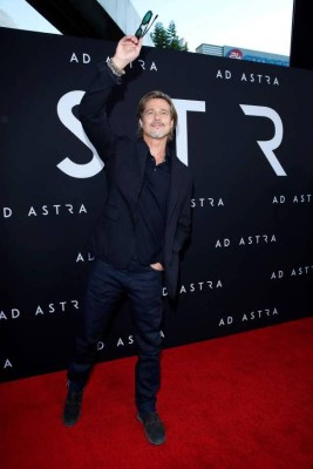 En una entrevista con Efe en Venecia, Pitt subrayó que 'Ad Astra' reflexiona sobre los valores asociados a la masculinidad.<br/><br/>'Crecimos con esta idea de la masculinidad que consiste en ser fuerte, no mostrar debilidad, que no te falten al respeto... Pero esa idea es una cárcel que te impide aprender de tus pasos en falso, de tus zonas más frágiles, es una barrera que te impide abrirte a los que amas', dijo.<br/>