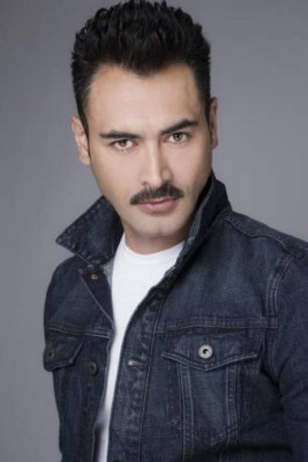 Según medios mexicanos, Ferrat falleció tras pasar tres meses en coma luego de adquirir cisticercosis, una infección parasitaria que se albergó en su organismo por comer carne de cerdo en mal estado.