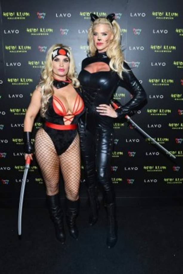La modelo Victoria Silvstedt tampoco quiso dejar de lucir sensual por lo que decantó por disfraz de gata, pero sexy.