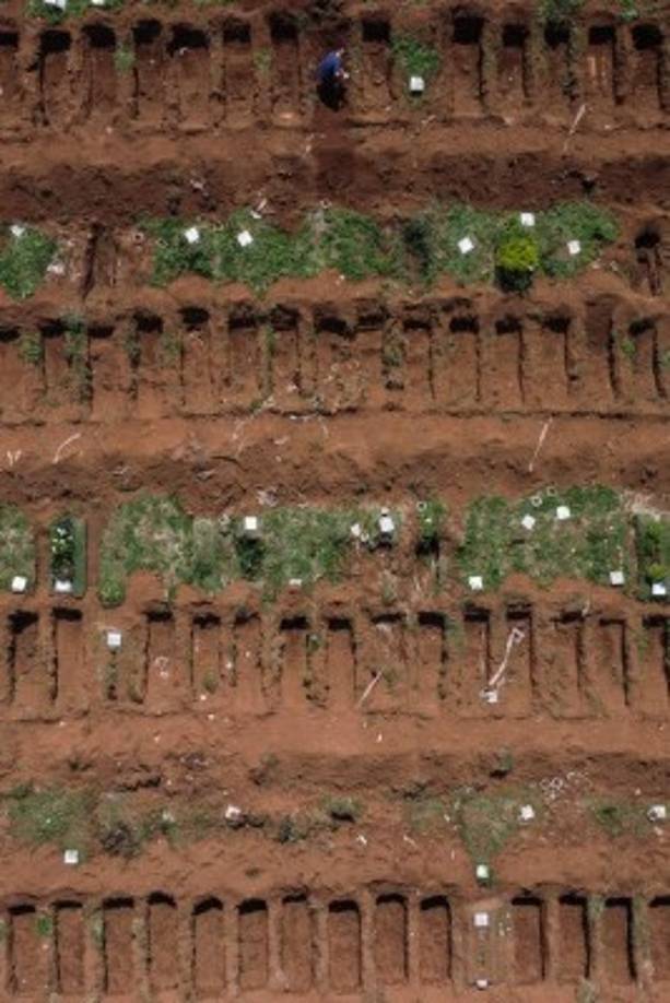 Previendo el aumento de la demanda, la alcaldía contrató una empresa para reforzar con 220 empleados temporales los 22 cementerios de la red municipal, que por lo demás se vio obligada a recortar en 60% su plantilla de 257 sepultureros por pertenecer a grupos de riesgo.