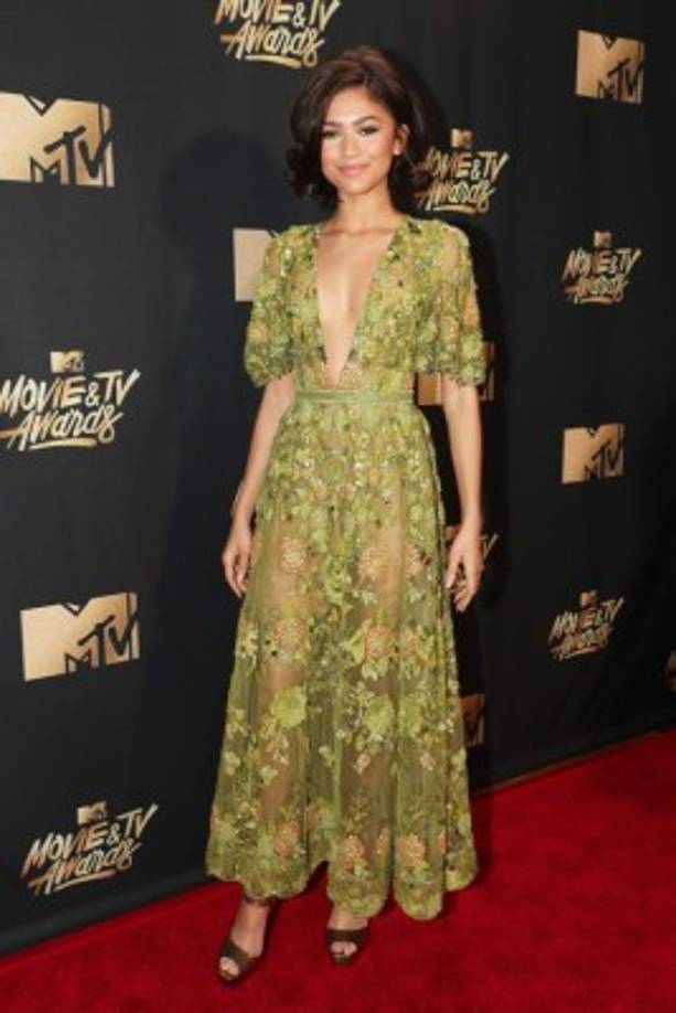 Zendaya se miraba preciosa en un vestido verde de transparencias de Zuhair Murad.