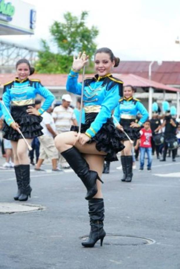 La hermosa Kensy Díaz del José Trinidad Reyes engalana los desfiles.