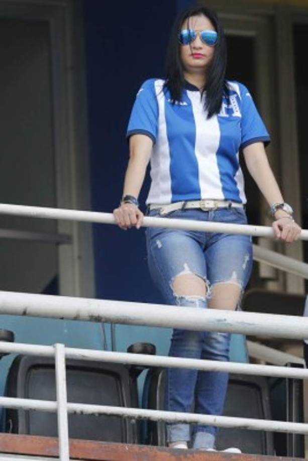 El encuentro entre Honduras y El Salvador ha reunido a miles de carachos.