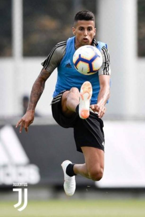 João Cancelo: Lateral por la banda derecha. LLegó hace un par de días y fue clave para el fichaje de CR7, ya que su representante es el mismo del crack luso.