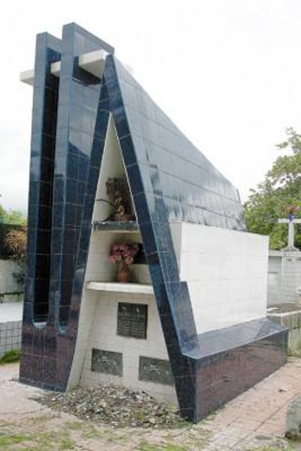 Otra de las piezas emblemáticas del Cementerio General la constituye el enorme mausoleo de la familia Viera Fuentes que tiene tumbas subterráneas y un enorme campanario que colinda con la 7 avenida del barrio Paz Barahona.