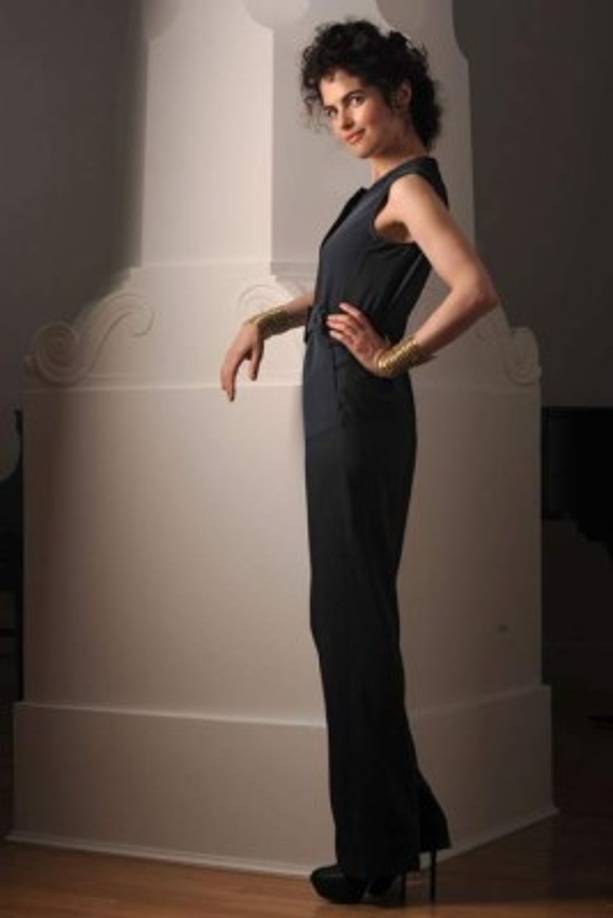 'Brad y Neri se llevan bien al instante porque comparten la misma pasión por la arquitectura, el diseño y el arte', dijo una fuente a Page Six.<br/>