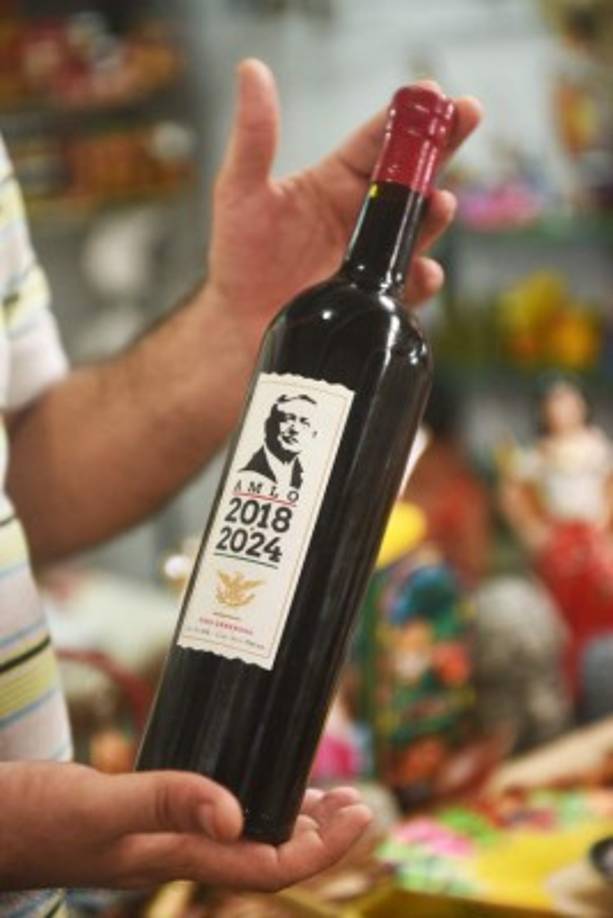 En Tabasco, un grupo de entusiastas del vino fabricó una bebida alcohólica a base de flor de jamaica en honor a López Obrador.<br/>El brebaje, que muchos prefieren con hielo, está envasado en elegantes botellas con diferentes etiquetas.<br/>Una lleva la foto del candidato en blanco y negro, con los colores de la bandera mexicana en el pecho, y la leyenda 'AMLO 2018-2024', haciendo alusión a la duración del próximo sexenio.