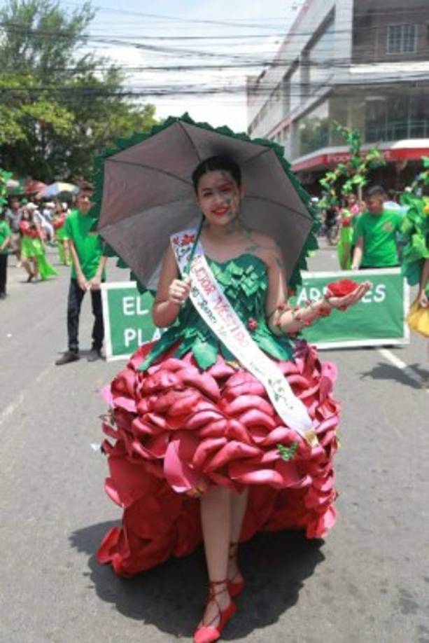 Esta jovencita lució un bonito vestido ecológico en San Pedro Sula.
