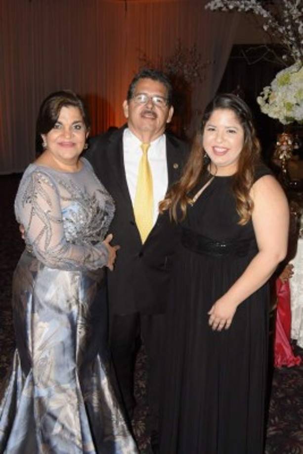 Xiomara, Jorge y Karla Bográn.