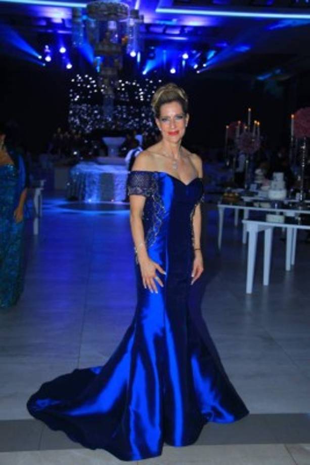 REGIA. María Alicia Wolozny se decantó por el azul monarquía de la firma Morrell Maxie.