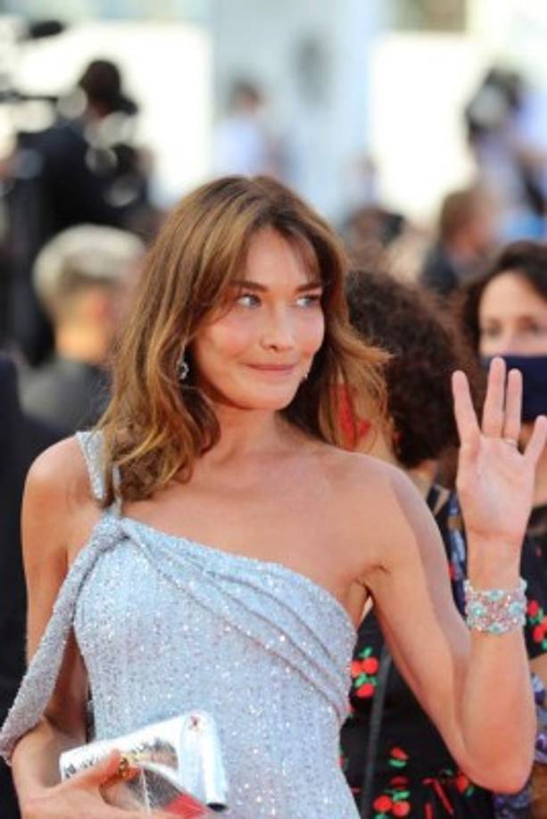 La modelo y músico franco-italiana Carla Bruni saluda a su llegada para la ceremonia de apertura y la proyección de la película 'Annette' en la 74 edición del Festival de Cine de Cannes en Cannes, sur de Francia, el 6 de julio de 2021.