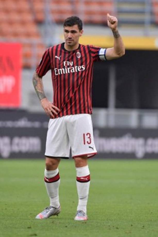 Alessio Romagnoli: Según medios de Italia, el defensor italiano podría salir del Milan y su futuro estaría en el fútbol español. Se menciona que ha sido ofrecido al FC Barcelona y Atlético de Madrid. Foto Facebook Romagnoli.